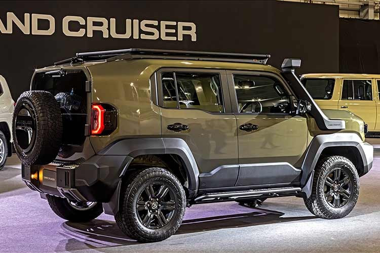 Về ngoại hình, Land Cruiser FJ là sự kết hợp giữa tinh thần phiêu lưu lâu đời của dòng xe Land Cruiser và những đường nét hiện đại, trẻ trung. Xe được xây dựng trên nền tảng khung gầm rời body-on-frame kế thừa từ Hilux và Fortuner, nhưng có kích thước nhỏ gọn hơn đáng kể.