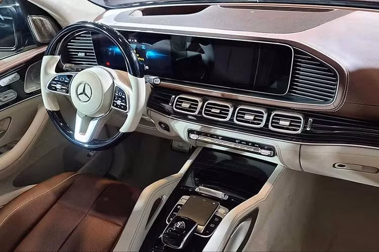 Khoang nội thất của mẫu SUV này tập trung vào các vật liệu cao cấp như da Nappa và gỗ bóng Piano Black. Hệ thống giải trí trung tâm sử dụng màn hình 12,3 inch chạy hệ điều hành MBUX, kết hợp cùng dàn âm thanh vòm Burmester High End 3D. Tất cả các vị trí ghế ngồi đều tích hợp sẵn tính năng chỉnh điện và massage.