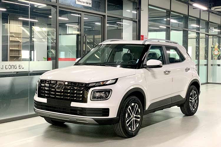 Hyundai Venue: 295 xe ﻿Tháng 1/2026 đã chứng kiến sự vươn lên của Hyundai Venue. Mẫu xe này bán ra 295 chiếc, tăng trưởng 10,4%, đứng thứ 3 trong phân khúc thay cho Toyota Raize. Venue hiện là mẫu SUV hạng A rẻ nhất tại Việt Nam với giá từ 499-539 triệu đồng. Ngoài giá bán hợp túi tiền, xe còn thuyết phục người Việt bằng thiết kế nịnh mắt, trang bị không thua kém các đối thủ.