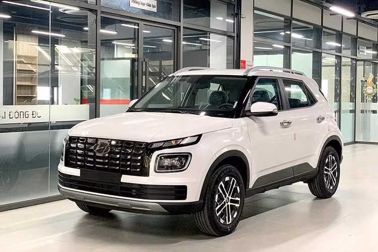 Hyundai Venue: 295 xe ﻿Tháng 1/2026 đã chứng kiến sự vươn lên của Hyundai Venue. Mẫu xe này bán ra 295 chiếc, tăng trưởng 10,4%, đứng thứ 3 trong phân khúc thay cho Toyota Raize. Venue hiện là mẫu SUV hạng A rẻ nhất tại Việt Nam với giá từ 499-539 triệu đồng. Ngoài giá bán hợp túi tiền, xe còn thuyết phục người Việt bằng thiết kế nịnh mắt, trang bị không thua kém các đối thủ.
