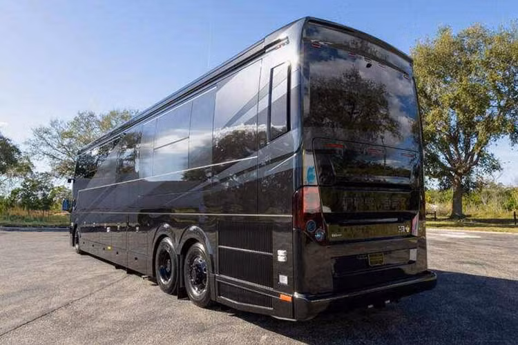 Điểm đáng chú ý về mặt kỹ thuật là hệ thống pin năng lượng có dung lượng lớn, cho phép xe vận hành độc lập mà không cần kết nối nguồn điện bên ngoài trong một thời gian dài. Hệ thống cửa mở rộng (slide-out) giúp tối ưu hóa diện tích sử dụng khi xe dừng đỗ, tạo ra không gian sống rộng rãi như một căn hộ thực thụ.