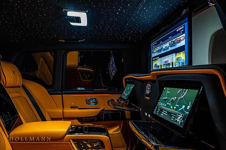 Trần xe sử dụng thiết kế Starlight đặc trưng của Rolls-Royce, đi cùng nội thất da màu cam Mandarin nổi bật, thảm lông cừu cao cấp, kính riêng tư, đèn viền nội thất và hệ thống âm thanh cá nhân hóa, tạo nên một không gian vừa sang trọng vừa khác biệt.