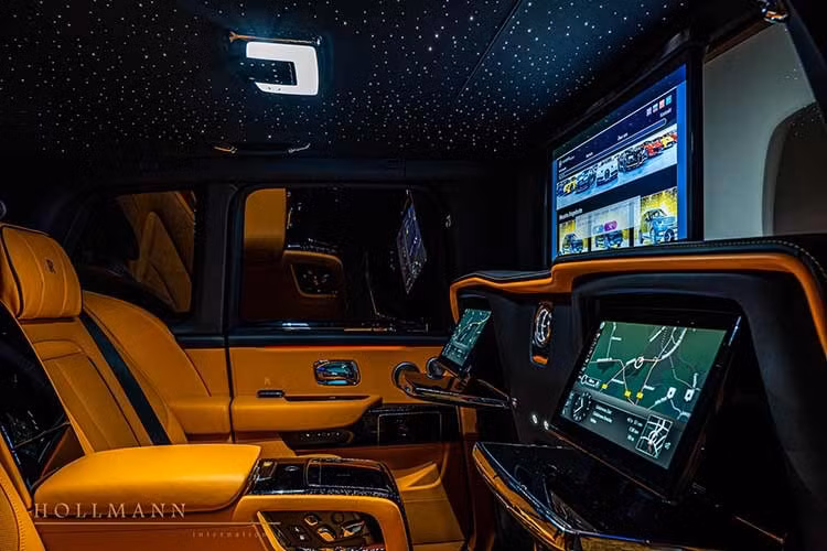Trần xe sử dụng thiết kế Starlight đặc trưng của Rolls-Royce, đi cùng nội thất da màu cam Mandarin nổi bật, thảm lông cừu cao cấp, kính riêng tư, đèn viền nội thất và hệ thống âm thanh cá nhân hóa, tạo nên một không gian vừa sang trọng vừa khác biệt.