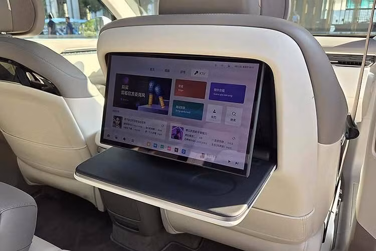 Mọi chi tiết từ công tắc kim loại, lưới loa tinh xảo đến các bề mặt da mềm mại đều được hoàn thiện ở mức độ tỉ mỉ tương đương với dòng xe siêu sang Lotus Eletre nhưng với mức giá chỉ bằng một phần ba.