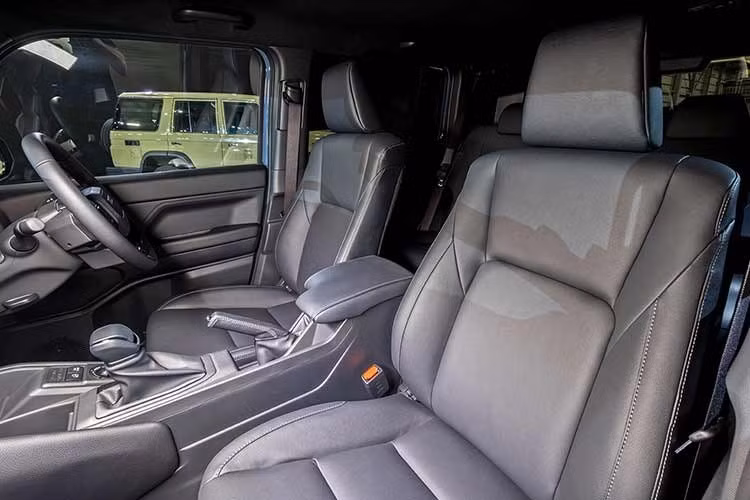 Thiết kế phần đầu xe mang đến hai tùy chọn mặt ca-lăng khác nhau: một phong cách cổ điển với đèn tròn và một phong cách hiện đại với đèn vuông kết hợp dải LED hình chữ C. Không gian bên trong cabin tiếp tục mang phong cách tối giản nhưng quen thuộc của Toyota, tập trung vào tính thực dụng với vật liệu nhựa cứng, vô-lăng lớn, bảng đồng hồ kỹ thuật số, màn hình giải trí trung tâm cỡ lớn và cụm điều khiển điều hòa riêng biệt.