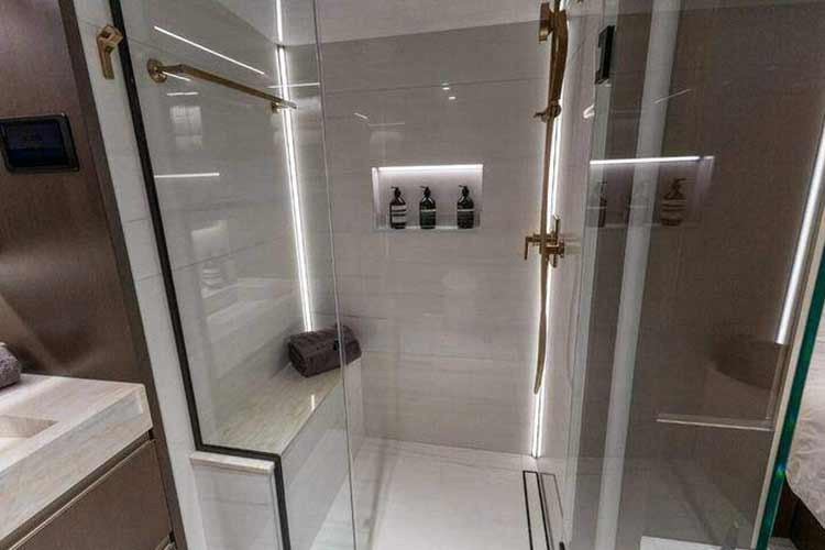 Những chi tiết tối ưu hóa trải nghiệm người dùng bao gồm ngăn để giấy vệ sinh được thiết kế kín đáo và khu vực trang điểm tích hợp gọn gàng trong ngăn kéo phía dưới bồn rửa mặt.