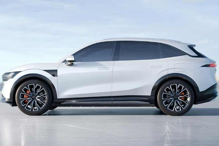 Tại Australia, Zeekr 7X được phân phối với ba phiên bản. Bản tiêu chuẩn RWD có giá khởi điểm 57.900 AUD (khoảng 1,05 tỷ đồng), thấp hơn Model Y dẫn động cầu sau khoảng 1.000 AUD (18,23 triệu đồng). Phiên bản Long Range RWD đứng ở giữa dải sản phẩm, giá 63.900 AUD (tương đương 1,16 tỷ đồng), rẻ hơn đáng kể so với Model Y Long Range AWD.