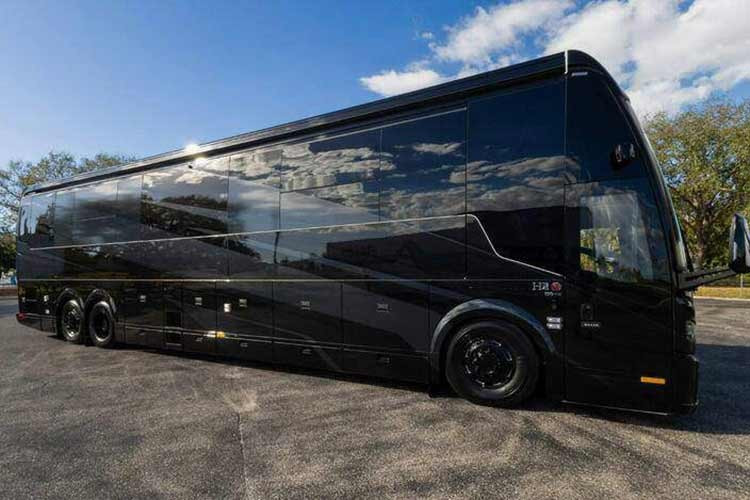 Mẫu nhà di động Loki Prevost 2026 có chiều dài 13,7 m với cấu hình 4 khoang trượt (quad-slide). Theo thông tin từ nhà sản xuất, dòng Launch Edition được thiết kế theo phong cách sang trọng và tối giản, tập trung vào sự cân bằng giữa tính thẩm mỹ và công năng sử dụng.