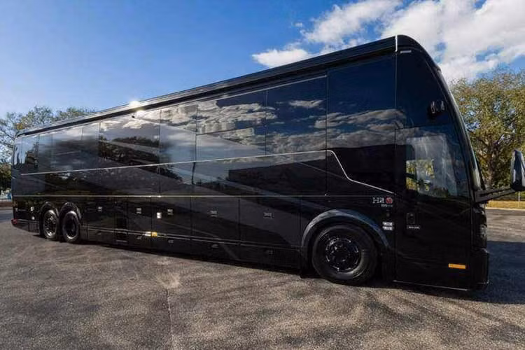 Mẫu nhà di động Loki Prevost 2026 có chiều dài 13,7 m với cấu hình 4 khoang trượt (quad-slide). Theo thông tin từ nhà sản xuất, dòng Launch Edition được thiết kế theo phong cách sang trọng và tối giản, tập trung vào sự cân bằng giữa tính thẩm mỹ và công năng sử dụng.