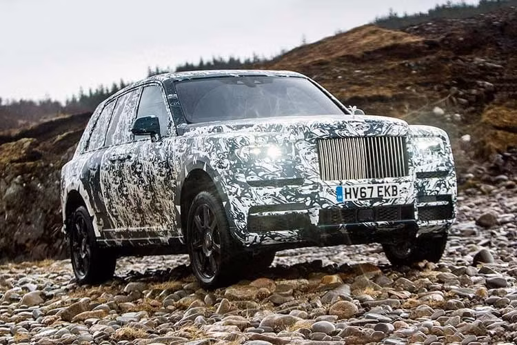 Về ngoại hình, Rolls-Royce Cullinan thế hệ mới sẽ áp dụng sẽ áp dụng phong cách thiết kế đèn trước tách rời của Spectre, tuy nhiên được mở rộng theo chiều dọc phần đầu xe.