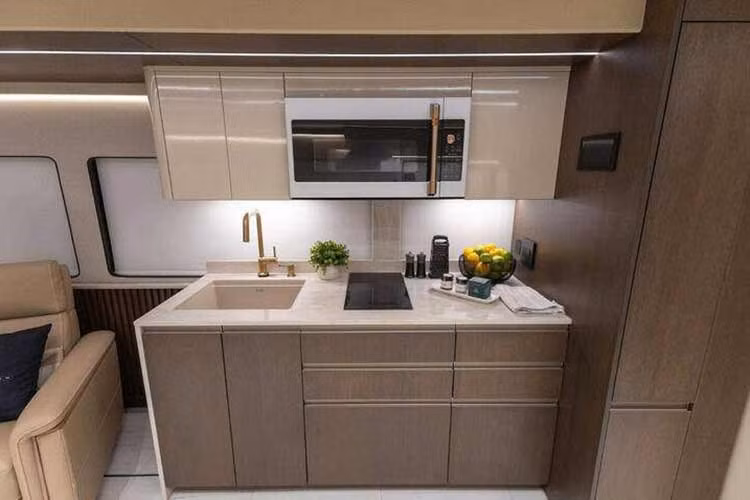 Khu vực vệ sinh phía sau được thiết kế theo dạng phòng tắm khép kín (ensuite) nằm trong phòng ngủ chính, sử dụng chung ngôn ngữ thiết kế và vật liệu cao cấp với phòng tắm phía trước nhưng có diện tích lớn hơn.