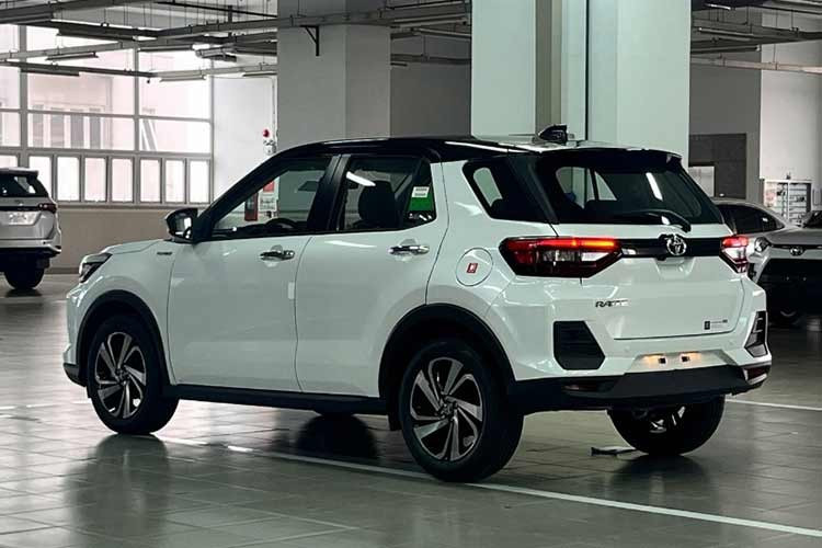 Tuy nhiên, xe vẫn là lựa chọn của nhiều khách hàng Việt nhờ những lợi thế về mặt thiết kế, trang bị và thương hiệu. Cung cấp sức mạnh cho Toyota Raize là động cơ xăng tăng áp 1.0L, sản sinh công suất tối đa 98 mã lực và mô-men xoắn cực đại 140 Nm. Động cơ kết hợp với động cơ là hộp số biến thiên vô cấp (D-CVT).