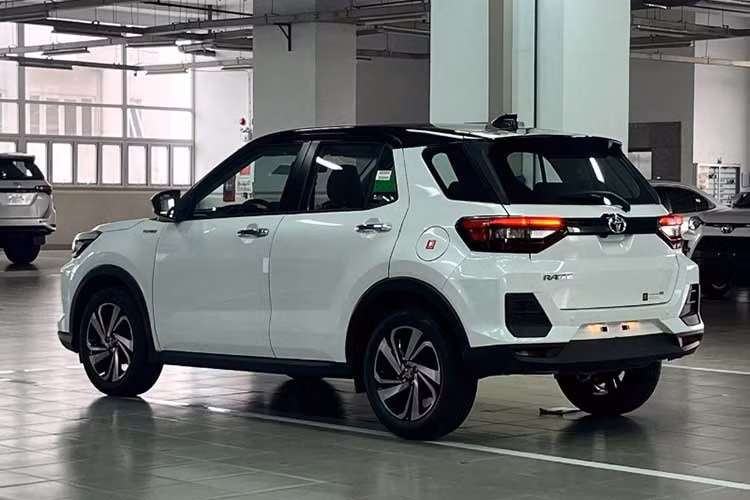 Tuy nhiên, xe vẫn là lựa chọn của nhiều khách hàng Việt nhờ những lợi thế về mặt thiết kế, trang bị và thương hiệu. Cung cấp sức mạnh cho Toyota Raize là động cơ xăng tăng áp 1.0L, sản sinh công suất tối đa 98 mã lực và mô-men xoắn cực đại 140 Nm. Động cơ kết hợp với động cơ là hộp số biến thiên vô cấp (D-CVT).