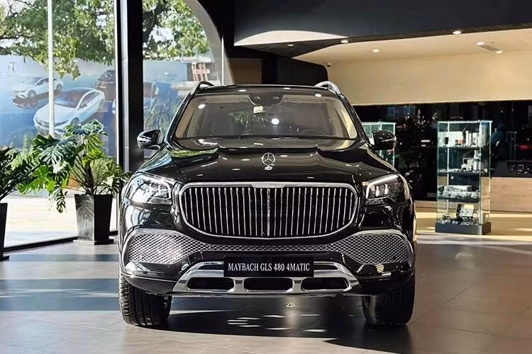 Trước khi sắm chiếc Mercedes-Maybach GLS 480 này, Đức Phúc hiếm khi xuất hiện trên mạng xã hội sử dụng xe riêng. 7 năm trước, nam ca sĩ này từng lên sóng với chiếc Range Rover Evoque cùng một chiếc Toyota Fortuner tặng bố mẹ.