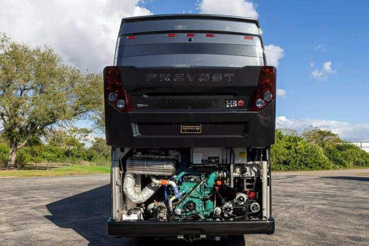 Khung gầm Prevost H3-45 cung cấp khả năng vận hành ổn định và êm ái nhờ hệ thống treo khí nén hiện đại. Xe sử dụng động cơ diesel mạnh mẽ, đáp ứng các tiêu chuẩn khí thải khắt khe nhất hiện nay. Các công nghệ hỗ trợ lái xe và hệ thống an ninh cũng được tích hợp đầy đủ để đảm bảo an toàn cho chủ nhân trong suốt hành trình.