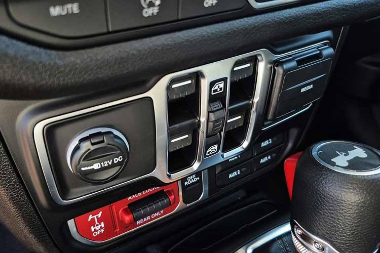 Điểm nhấn của chiếc xe vẫn là khối động cơ HEMI V8 dung tích 6.4L, sản sinh công suất 470 mã lực và mô-men xoắn 637 Nm. Willys 392 được trang bị cầu Dana 44 với tỷ số truyền 4.56, vi sai khóa điện tử cầu sau.