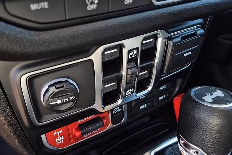 Điểm nhấn của chiếc xe vẫn là khối động cơ HEMI V8 dung tích 6.4L, sản sinh công suất 470 mã lực và mô-men xoắn 637 Nm. Willys 392 được trang bị cầu Dana 44 với tỷ số truyền 4.56, vi sai khóa điện tử cầu sau.