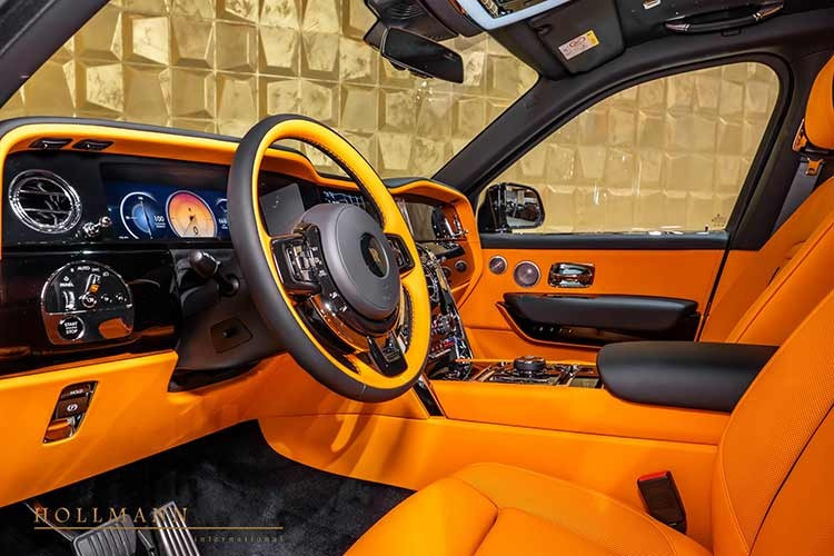 Việc kéo dài thân xe SUV siêu sang Rolls-Royce Cullinan Series II bọc thép chống đạn này mang lại không gian rộng rãi hơn đáng kể cho khoang sau, đủ để lắp đặt vách ngăn tách biệt hoàn toàn giữa người lái và hành khách phía sau.