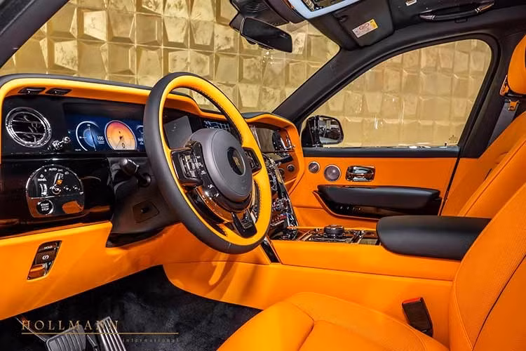 Việc kéo dài thân xe SUV siêu sang Rolls-Royce Cullinan Series II bọc thép chống đạn này mang lại không gian rộng rãi hơn đáng kể cho khoang sau, đủ để lắp đặt vách ngăn tách biệt hoàn toàn giữa người lái và hành khách phía sau.