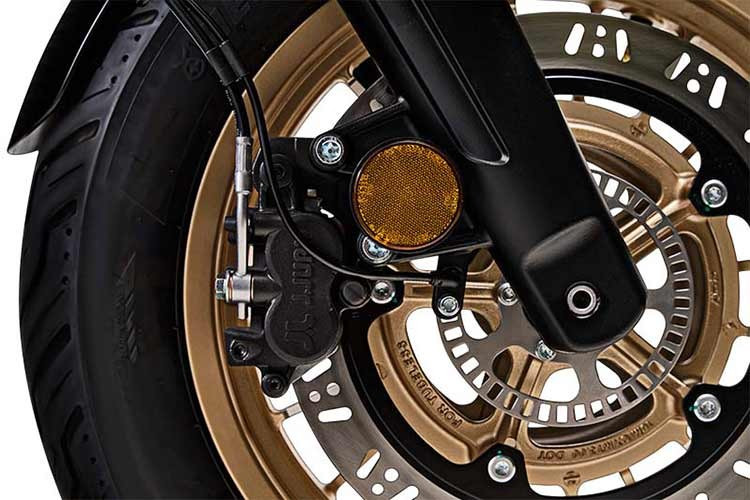 Cyclone RA600 được trang bị cụm đồng hồ LCD hiển thị đầy đủ các thông số vận hành, hỗ trợ kết nối Bluetooth với điện thoại thông minh thông qua ứng dụng Carbit Ride. Toàn bộ hệ thống chiếu sáng trên xe sử dụng đèn LED, góp phần nâng cao hiệu quả chiếu sáng cũng như tính thẩm mỹ.