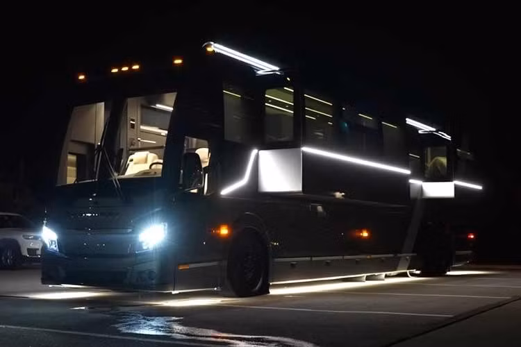 Loki Coach, đơn vị chuyên thiết kế xe chuyên dụng cao cấp, giới thiệu mẫu nhà di động mới nhất được phát triển trên khung gầm Prevost H3-45 danh tiếng. Mẫu nhà di động này được đánh giá là đẹp nhất thế giới hiện nay, kết hợp giữa sự sang trọng của một khách sạn hạng sang và khả năng di động linh hoạt.