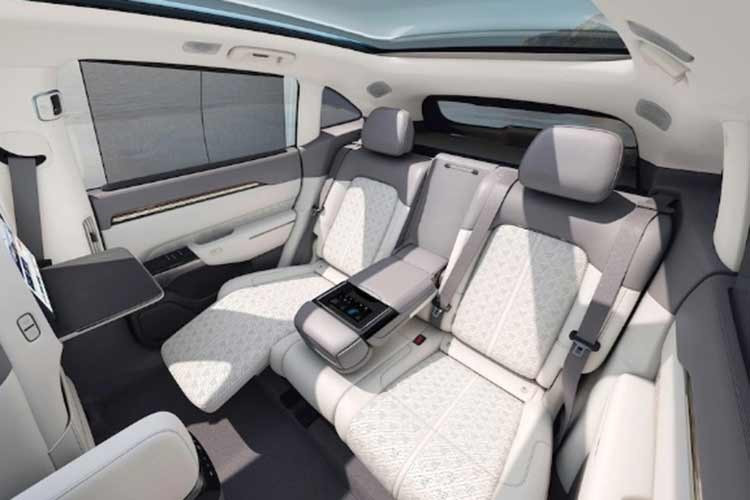 Khác với triết lý tối giản đến mức "tiết kiệm" của Tesla, khoang cabin của Zeekr 7X là một không gian ngập tràn công nghệ và vật liệu cao cấp. Bước vào bên trong, người dùng sẽ bị choáng ngợp bởi màn hình giải trí trung tâm 16 inch cực nhạy nhờ chip Qualcomm cao cấp, kết hợp cùng bảng đồng hồ kỹ thuật số 13 inch và màn hình hiển thị kính lái HUD 36 inch.
