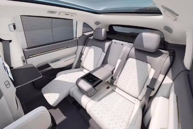 Khác với triết lý tối giản đến mức "tiết kiệm" của Tesla, khoang cabin của Zeekr 7X là một không gian ngập tràn công nghệ và vật liệu cao cấp. Bước vào bên trong, người dùng sẽ bị choáng ngợp bởi màn hình giải trí trung tâm 16 inch cực nhạy nhờ chip Qualcomm cao cấp, kết hợp cùng bảng đồng hồ kỹ thuật số 13 inch và màn hình hiển thị kính lái HUD 36 inch.