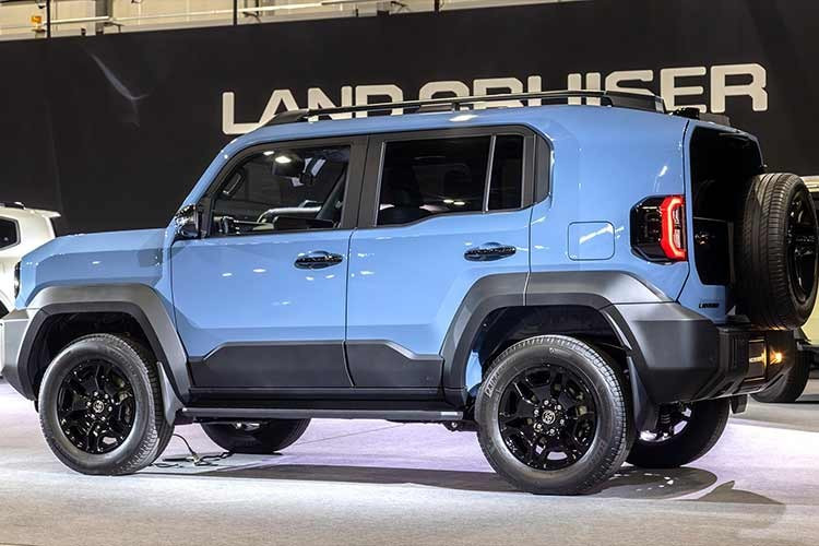 Toyota hiện đang tập trung tối đa cho kế hoạch ra mắt chính thức Land Cruiser FJ tại thị trường Nhật Bản vào tháng 5/2026. Theo lộ trình đã công bố, mẫu Land Cruiser nhỏ gọn này sẽ sớm có mặt tại khu vực Đông Nam Á, Trung Đông, Nam Mỹ và Châu Phi.