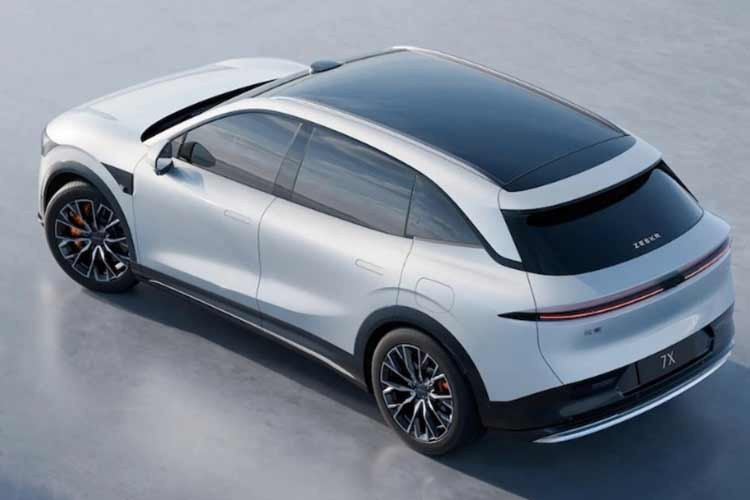 Xe cũng sở hữu hàng loạt tiện ích xịn sò như cửa hít điện tự động đóng khi lái xe đạp phanh (tương tự Rolls-Royce), rèm che nắng chỉnh điện và camera giám sát trẻ em ở hàng ghế sau. Hệ thống hỗ trợ lái nâng cao ADAS với khả năng tự động chuyển làn và giữ tâm làn đường hoạt động ổn định, mang lại sự an tâm tuyệt đối trên những hành trình dài.