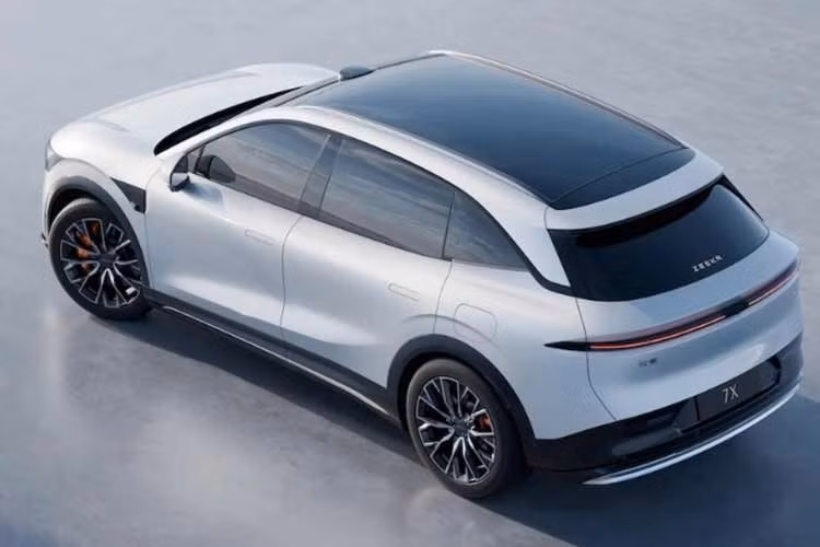 Xe cũng sở hữu hàng loạt tiện ích xịn sò như cửa hít điện tự động đóng khi lái xe đạp phanh (tương tự Rolls-Royce), rèm che nắng chỉnh điện và camera giám sát trẻ em ở hàng ghế sau. Hệ thống hỗ trợ lái nâng cao ADAS với khả năng tự động chuyển làn và giữ tâm làn đường hoạt động ổn định, mang lại sự an tâm tuyệt đối trên những hành trình dài.