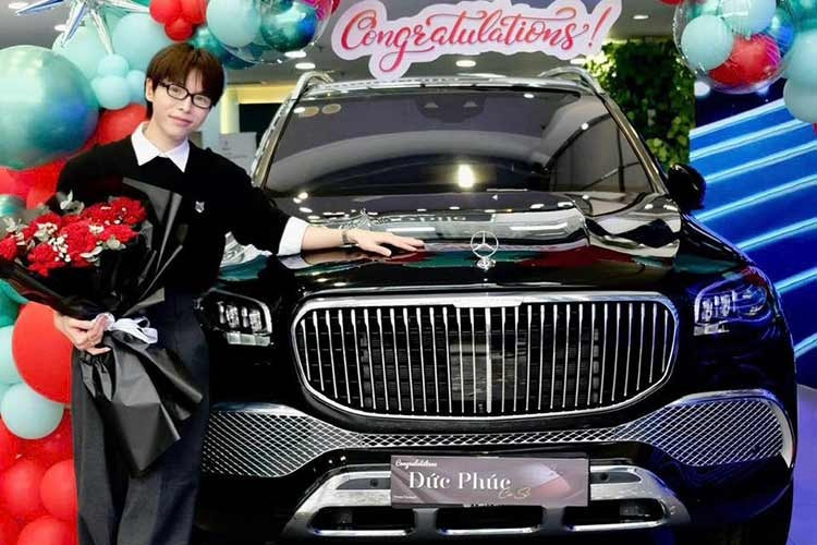 Ca sĩ Đức Phúc mới đây đã xuất hiện tại một đại lý Mercedes-Benz ở TP.HCM cùng một chiếc Mercedes-Maybach GLS 480. Theo thông tin đăng tải từ hệ thống đại lý này, Đức Phúc chính là người sở hữu chiếc xe. Đặc biệt, "hoàng tử nhạc cưới" còn mua xe đúng vào thời điểm ngày lễ tình nhân Valentine.