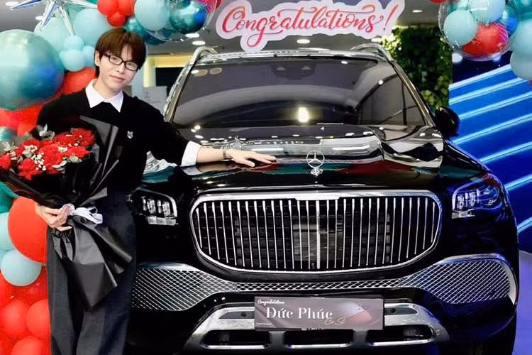 Ca sĩ Đức Phúc mới đây đã xuất hiện tại một đại lý Mercedes-Benz ở TP.HCM cùng một chiếc Mercedes-Maybach GLS 480. Theo thông tin đăng tải từ hệ thống đại lý này, Đức Phúc chính là người sở hữu chiếc xe. Đặc biệt, "hoàng tử nhạc cưới" còn mua xe đúng vào thời điểm ngày lễ tình nhân Valentine.