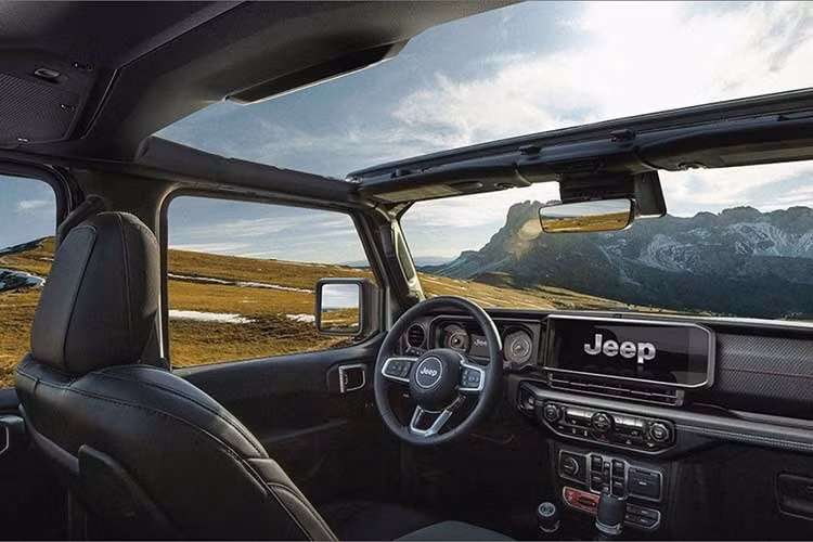 Nội thất Jeep Wrangler Willys 392 cũng được ưu ái với các trang bị tiện nghi như ghế trước chỉnh điện, sưởi, bọc da Nappa cao cấp, 4 công tắc phụ, hệ thống âm thanh cao cấp Alpine 9 loa và màn hình giải trí 12,3 inch tích hợp định vị GPS.