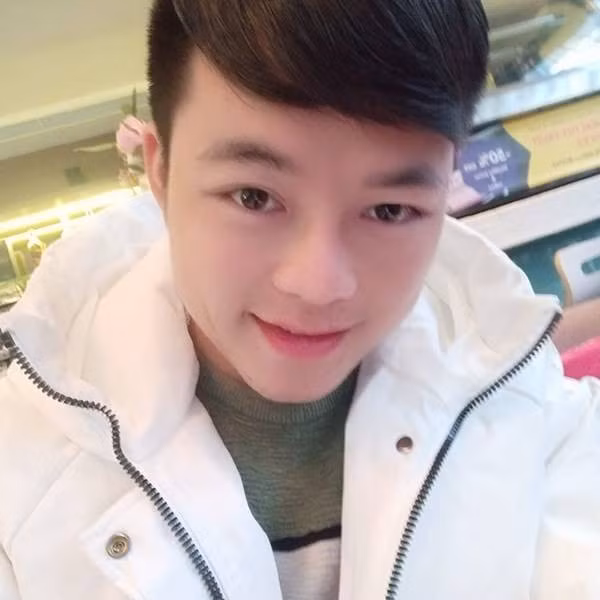 Khoảng thời gian mới về chung một nhà, anh Cương từng được bà xã đưa đi "tân trang nhan sắc". Anh livestream quá trình xăm môi, làm lại lông mà, chỉnh sửa mũi cho khuôn mặt thêm phần hài hoà hơn.