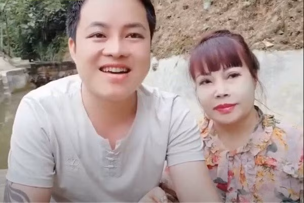 Cặp đôi thường xuyên livestream, chia sẻ các bí quyết nấu ăn, tâm sự về cuộc sống thường ngày. Dù chênh lệch nhau nhiều tuổi nhưng cô Sao và chồng chẳng khác nào các cặp vợ chồng trẻ mới cưới khác.