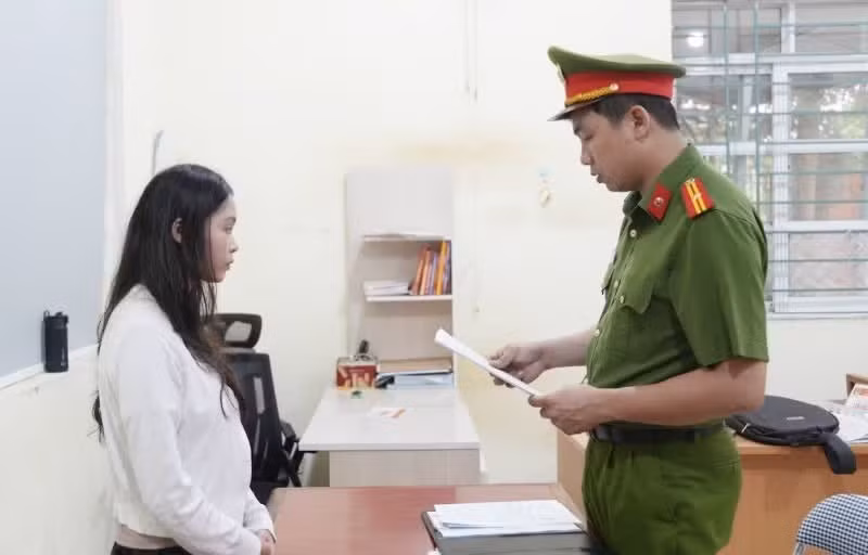 Cơ quan Công an tống đạt quyết định khởi tố bị can, bắt tạm giam đối với Triệu Thị Dung.