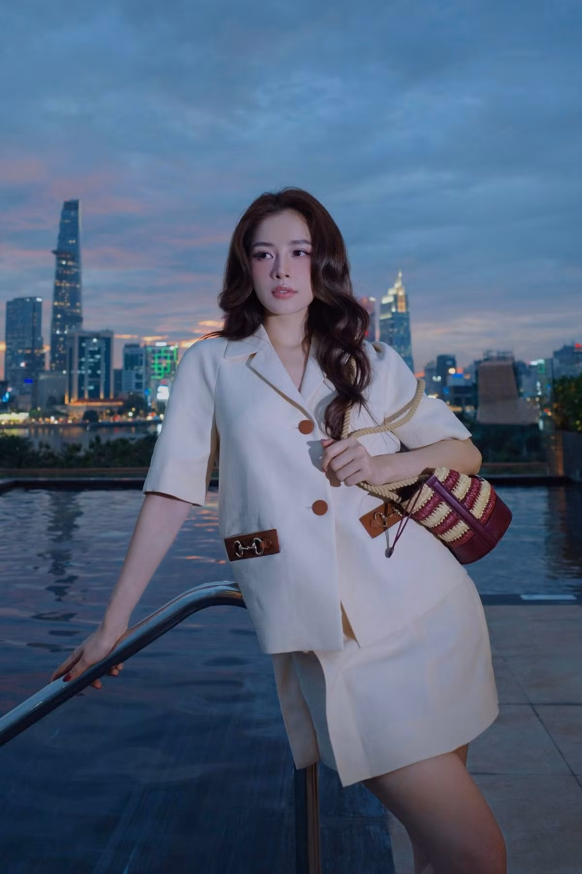 Sự xuất hiện của Chi Pu trong chương trình Tỷ Tỷ Đạp Gió Rẽ Sóng bản Trung đã mở ra cơ hội để cô phát triển song song tại cả Việt Nam và Trung Quốc trong những năm gần đây. Ảnh sử dụng trong bài: Facebook nhân vật.