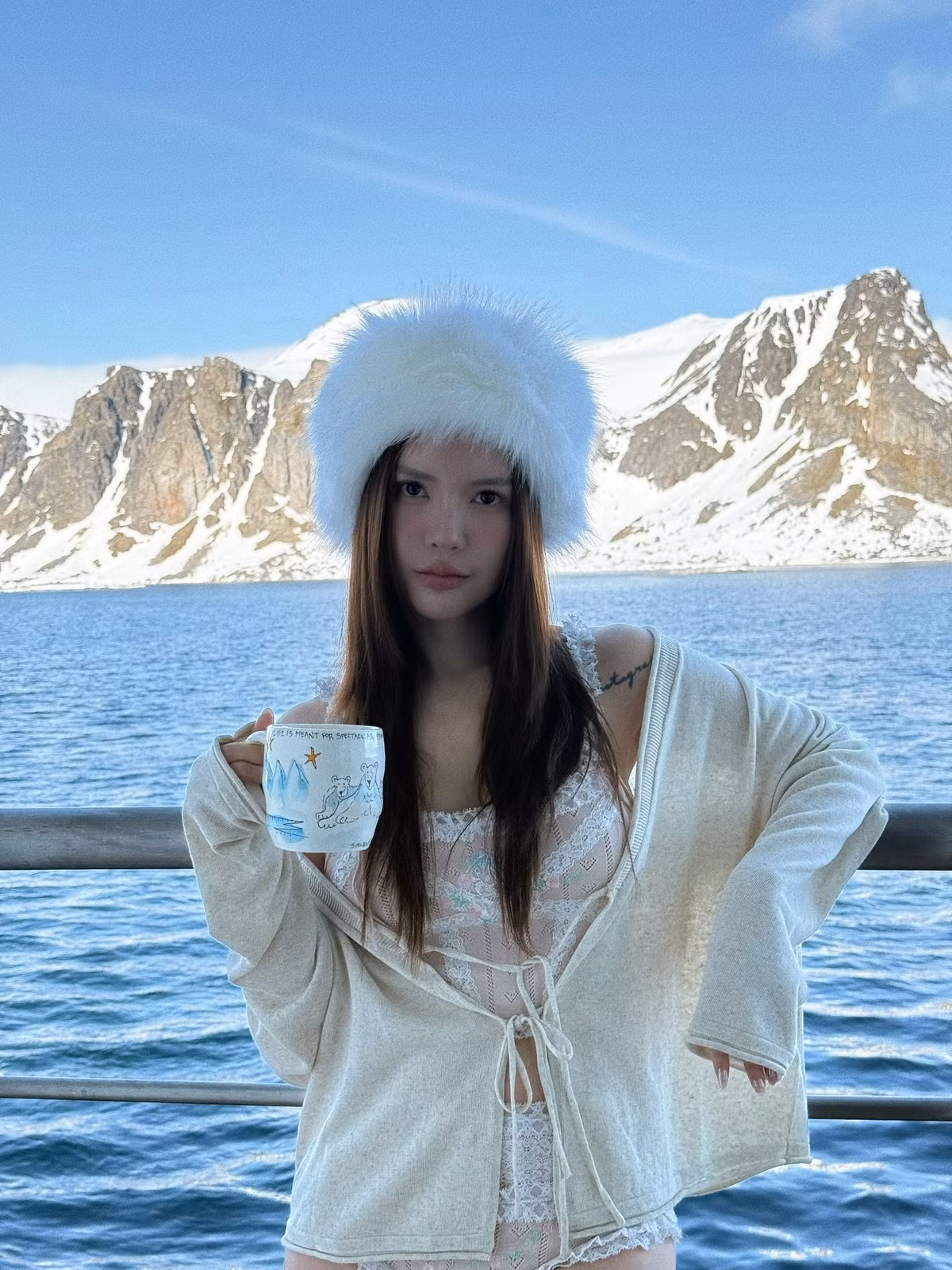 Hình ảnh của Lucie Nguyễn luôn tạo cảm giác gần gũi mà vẫn sang trọng, khẳng định gu thẩm mỹ riêng của người phụ nữ biết yêu bản thân.