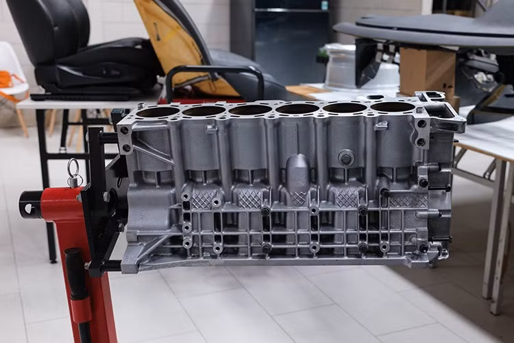 Trong suốt 4 năm, anh Tuấn đã đầu tư khoảng 1,5 tỷ đồng để hồi sinh chiếc xe. Con số này không chỉ bao gồm chi phí mua xe mà còn nằm ở khối lượng phụ tùng khổng lồ: hơn 400 hạng mục, trong đó 90% là phụ tùng Genuine BMW.