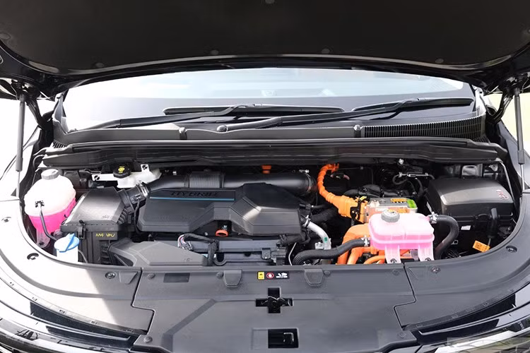 Xe sử dụng hệ truyền động hybrid xăng – điện gồm động cơ xăng 1.6L T-GDi kết hợp cùng mô-tơ điện, cho công suất tổng cộng 245 mã lực và mô-men xoắn cực đại 367 Nm. Xe đi kèm hộp số tự động 6 cấp, dẫn động cầu trước, mức tiêu hao nhiên liệu trung bình theo công bố đạt 15,9 km/lít.