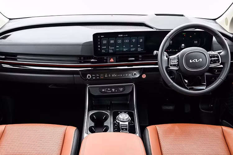 Không gian nội thất bố trí 7 chỗ ngồi dạng 2+2+3, với ghế thương gia hàng hai có thể ngả lưng, duỗi chân bằng điện và chế độ thư giãn một chạm. Ở bản Premium, hàng ghế thứ hai có thể xoay hoặc tháo rời, trong khi hàng ghế cuối gập phẳng để mở rộng khoang chứa đồ.