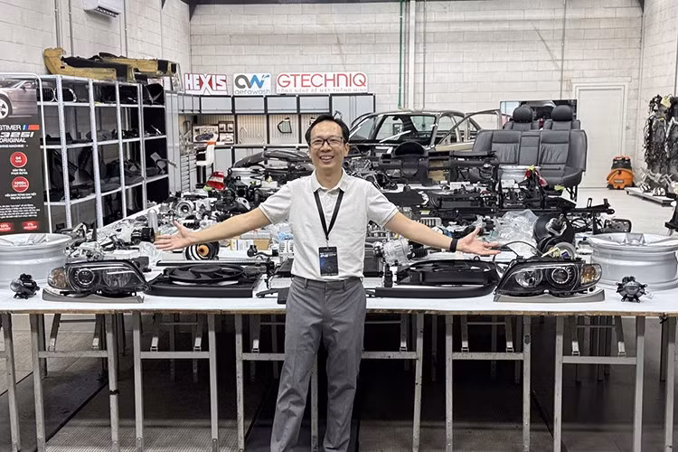 Khi ấy, không chỉ là một chiếc xe cũ được làm mới, mà còn là sự hồi sinh của một biểu tượng, một giấc mơ tuổi trẻ được chạm đến sau nhiều năm chờ đợi. Và hơn hết, đây cũng là câu chuyện truyền cảm hứng cho những người yêu xe: rằng đôi khi, đam mê và sự kiên định có thể biến những điều tưởng chừng viển vông thành hiện thực.