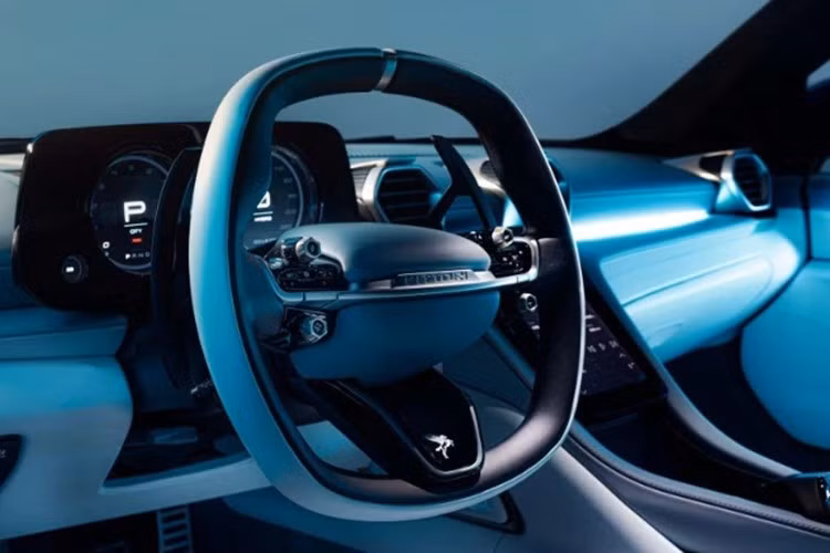 Thân xe thể hiện ngôn ngữ đặc trưng của siêu xe đặt động cơ giữa: hốc hút gió cỡ lớn, mui thấp, và phần đuôi mạnh mẽ với bốn ống xả cùng cụm đèn hậu có thiết kế hoàn toàn mới.