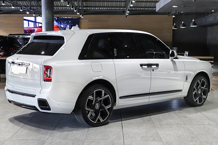 Mô-men xoắn cực đại của mẫu xe SUV siêu sang này cũng được nâng từ 850 Nm lên 900 Nm, mang đến khả năng vận hành mạnh mẽ hơn, đồng thời giữ nguyên đặc tính êm ái vốn có của thương hiệu Rolls-Royce.