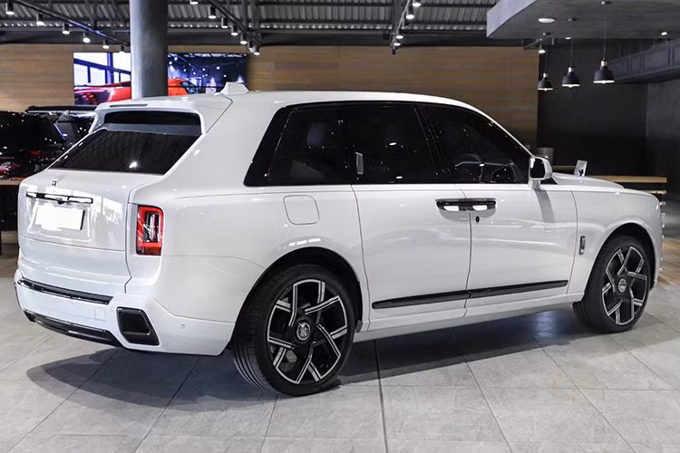 Mô-men xoắn cực đại của mẫu xe SUV siêu sang này cũng được nâng từ 850 Nm lên 900 Nm, mang đến khả năng vận hành mạnh mẽ hơn, đồng thời giữ nguyên đặc tính êm ái vốn có của thương hiệu Rolls-Royce.