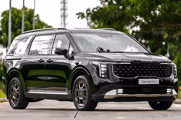 Hãng xe Hàn đã chính thức giới thiệu mẫu Kia Carnival HEV Hybrid 2026 phiên bản nâng cấp tại thị trường Thái Lan. Đây là mẫu MPV cỡ lớn 7 chỗ ngồi, nhập khẩu từ Malaysia, được định vị ở phân khúc cao cấp với mức giá từ 2.499.000 – 2.699.000 baht (tương đương khoảng 2 – 2,2 tỷ đồng).