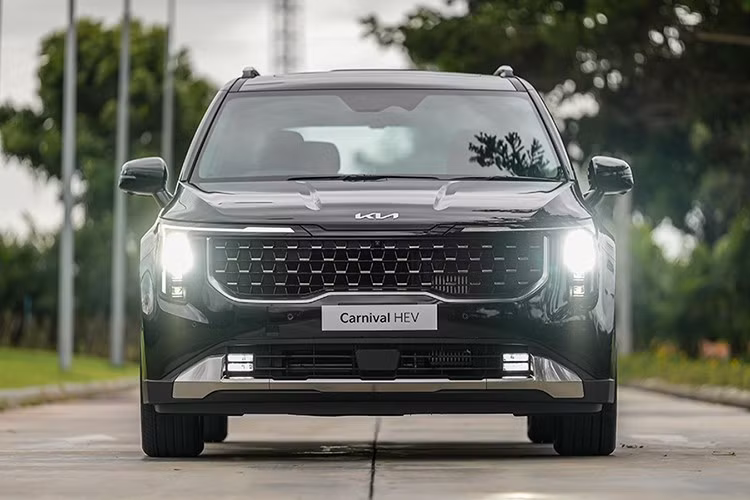 Ngoại thất nổi bật với lưới tản nhiệt “mũi hổ”, đèn pha LED tạo hình khối lập phương, mâm hợp kim 19 inch và cửa trượt điện hai bên. Phiên bản Luxury được bổ sung cửa sổ trời kép, tăng thêm độ thoáng cho khoang cabin.