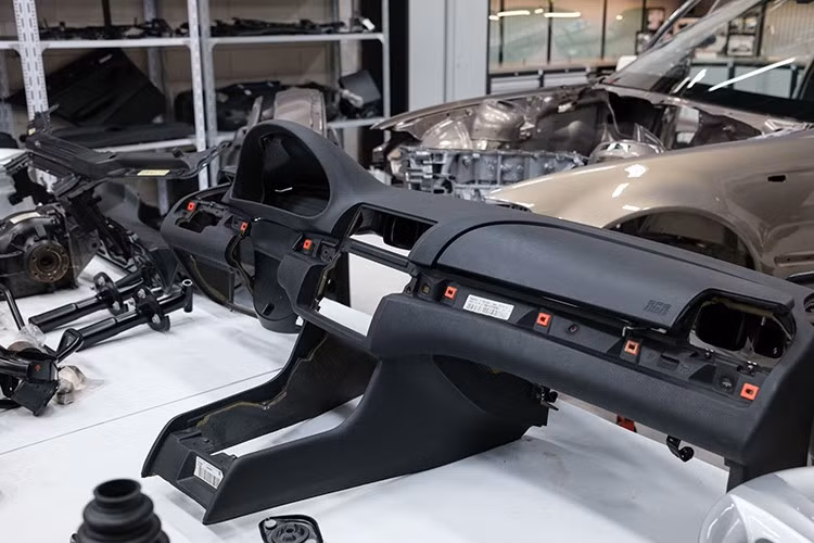 Dù không trực tiếp làm động cơ hay sơn đồng, anh Tuấn vốn có nhiều năm kinh nghiệm trong lĩnh vực làm đẹp xe luôn giám sát kỹ lưỡng từng công đoạn. Các chi tiết nhựa được phục hồi, đánh bóng hoặc sơn lại để lấy lại thẩm mỹ như mới. Các khối nhôm như block động cơ, hộp số được vệ sinh đến khi sáng bóng, trả lại đúng vẻ nguyên bản vốn có.