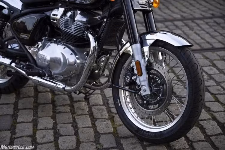 Royal Enfield Classic 650 2025 mới được phát triển trên khung sườn của hai mẫu Super Meteor 650 và Shotgun 650, nhưng đã được tinh chỉnh để mang lại tư thế lái thoải mái và phù hợp với phong cách cổ điển hơn.