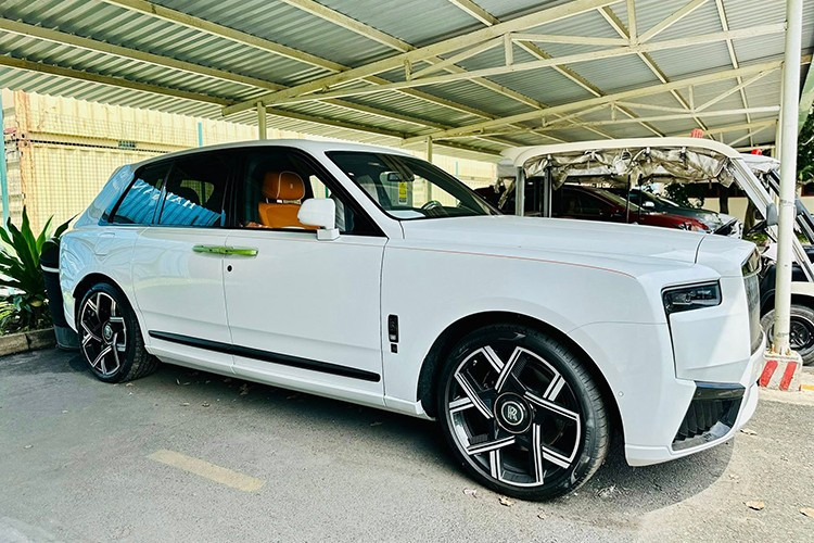 Sự xuất hiện của Rolls-Royce Cullinan Series II Black Badge tại Việt Nam cho thấy sức hút đặc biệt của dòng SUV siêu sang này, đồng thời phản ánh nhu cầu đa dạng của khách hàng trong nước đối với những phiên bản cao cấp và cá tính hơn của các mẫu xe sang đầu bảng.
